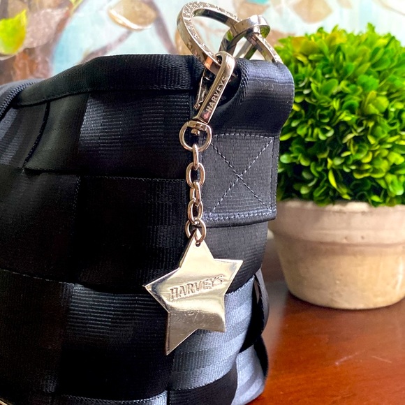 HARVEYS⭐️The Original Seatbeltbag⭐️CLASSIC🖤BLACK🖤CARRIAGE RING HOBO BAG🌟EUC🌟 - Picture 8 of 17